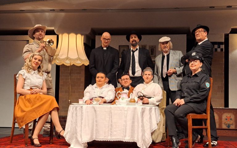 Arsen und Spitzenhäubchen